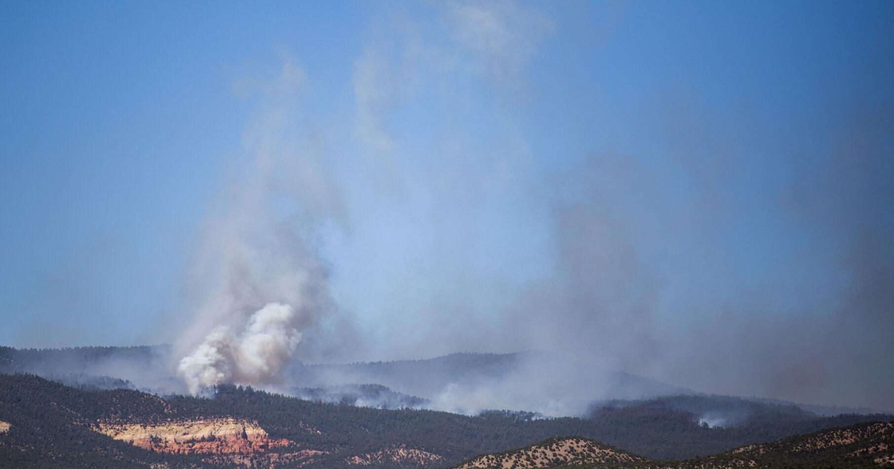 Wildfire near El Rito grows to 1,795 acres; containment at 15% - Vimarsana News