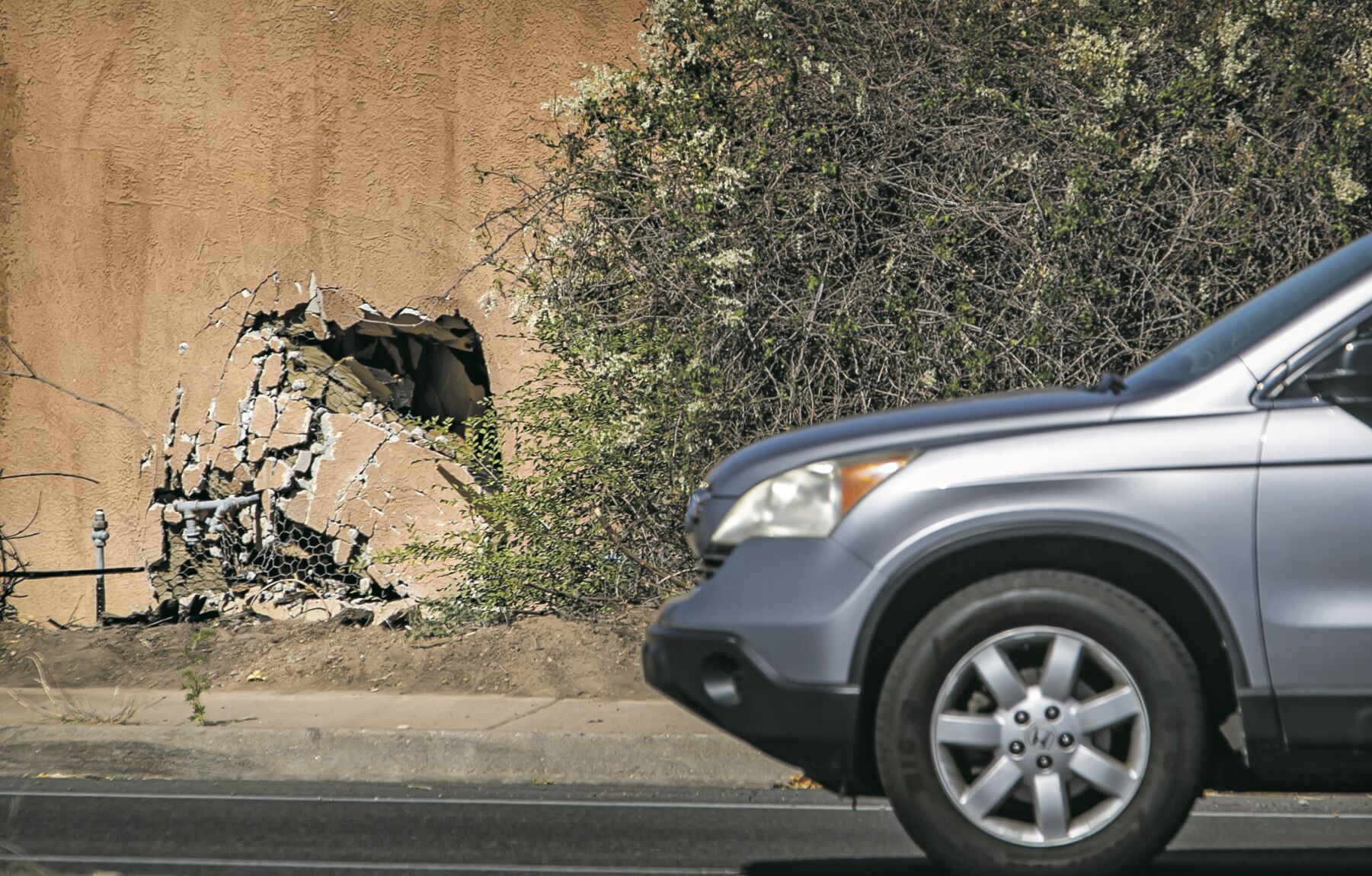 Three-car crash in Santa Fe causes gas leak after vehicle hits 