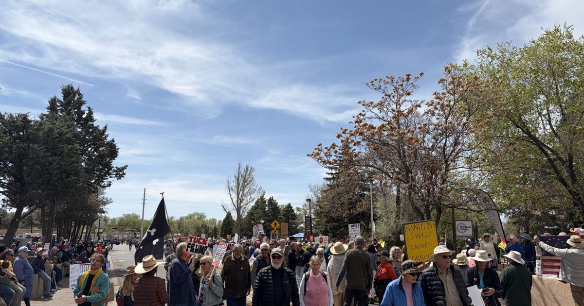 La guerra de Irán en muchas mentes mientras miles acuden a Santa Fe para No Kings 3