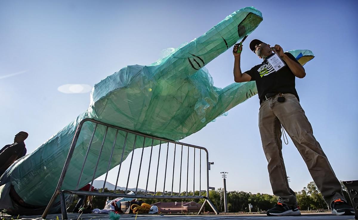 090321 jw zozobra setup4.jpg