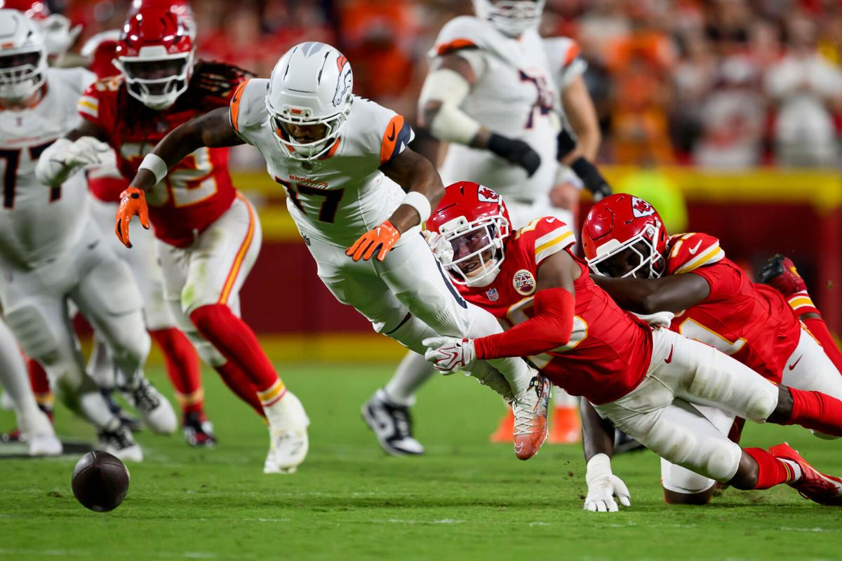 Walker runs all over Denver, Mahomes looks healthy as Chiefs beat up Broncos  31-10 | Sports | santafenewmexican.com