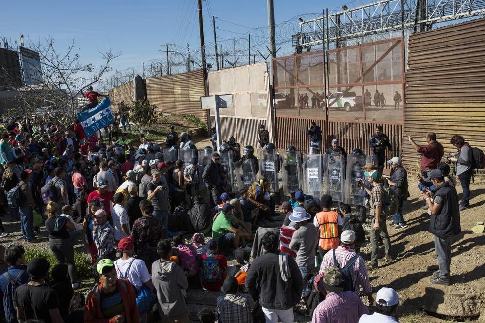 Migrants Rush Border Fall Back After Us Agents Use Tear Gas News 9737