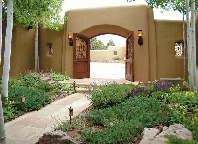 Featured image of post Mexican Courtyard Gardens - Swimming pool, water fountain, as well as the garden, these are all essential for a fancy courtyard.