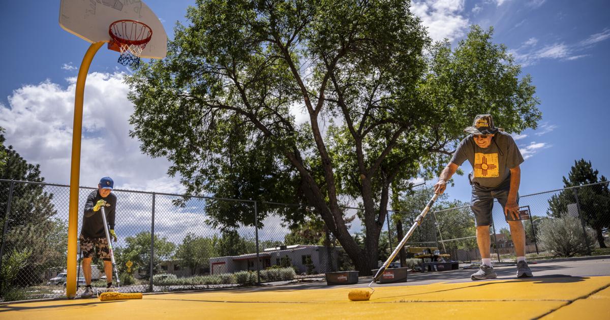 “Είναι κοινότητα”: Οι ντόπιοι του Herb Martinez Park λένε ότι η ετήσια βαφή του γηπέδου μπάσκετ πρέπει να είναι πρότυπο