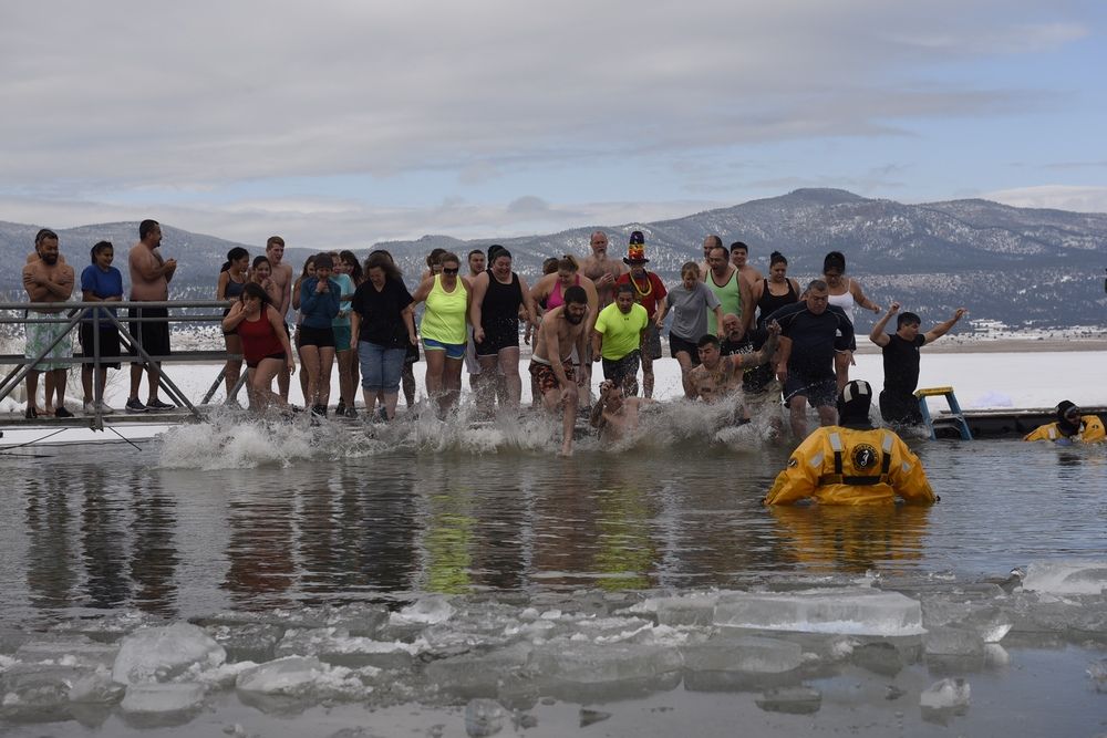 Polar Bear Plunge Attracts Dozens To Storrie Lake Local News Santafenewmexican Com