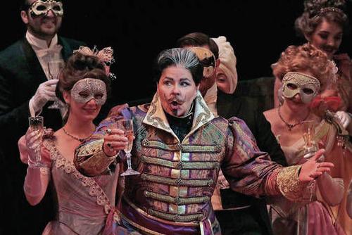 Opera review: ‘Die Fledermaus’ flies again: Santa Fe Opera opens its season
