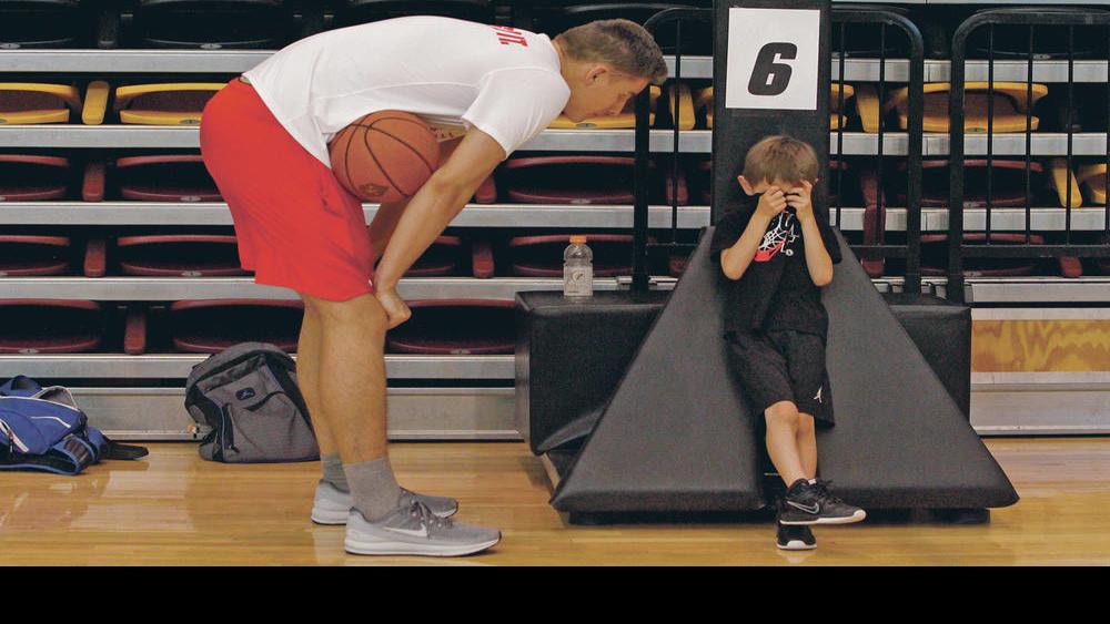 Lobos Players Past Present Guide Kids At Santa Fe Youth Basketball Skills Camp Sports Santafenewmexican Com