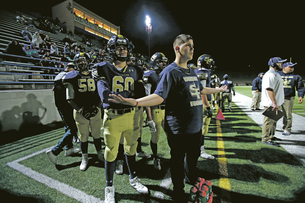 Santa Fe High Coaches Players Who Refuse To Quit Can Save Demons Football Sports Santafenewmexican Com
