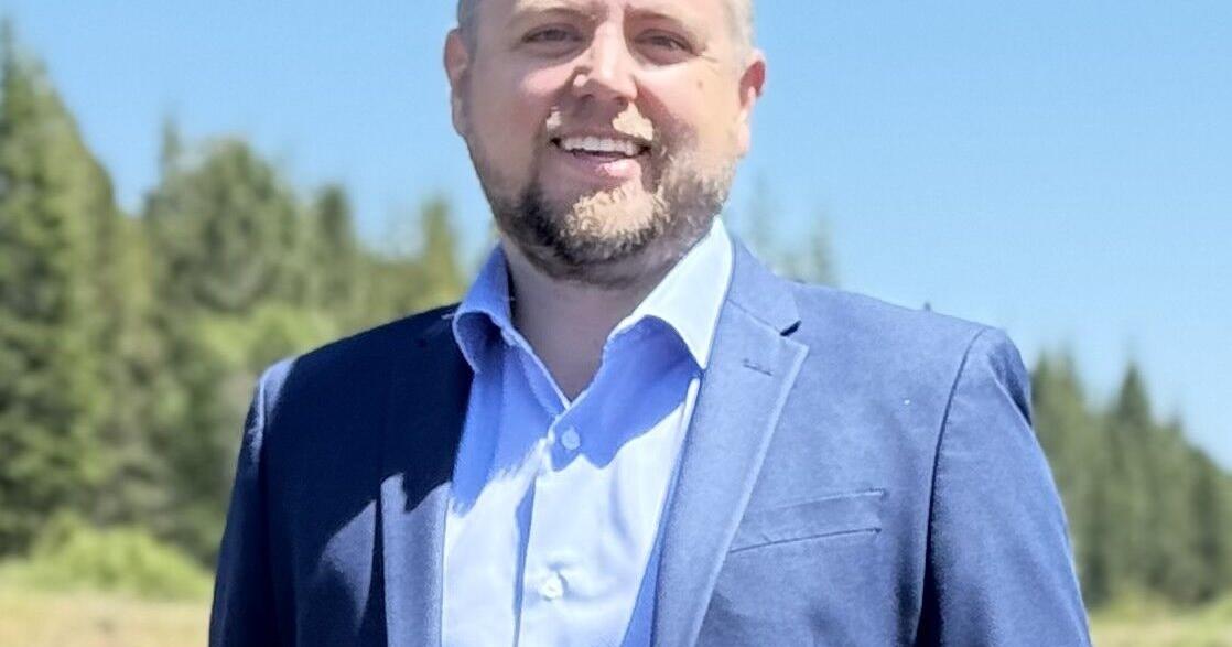 City of Santa Fe hires John Dickinson as new airport manager