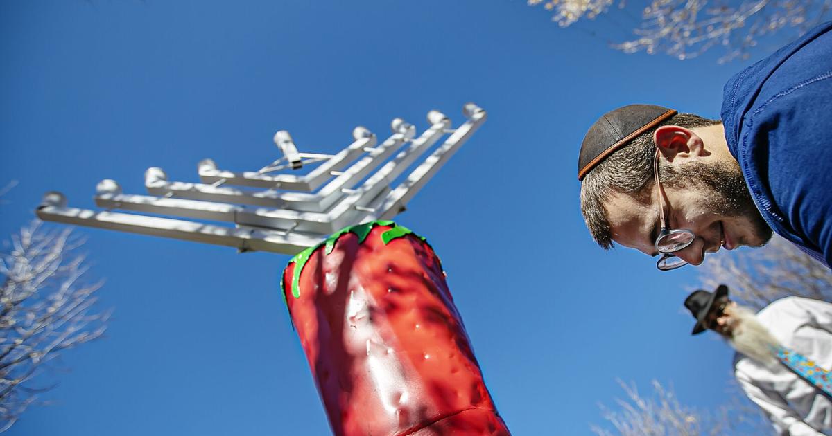 La Menorah Lighting vuelve a abrir al público, con una escultura de acero chilena | noticias locales La Menorah Lighting vuelve a abrir al público, con una escultura de acero chilena | noticias locales