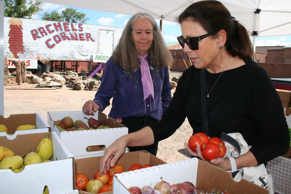 ‘Fruit lady’ brings taste of Colorado to Santa Fe customers Local