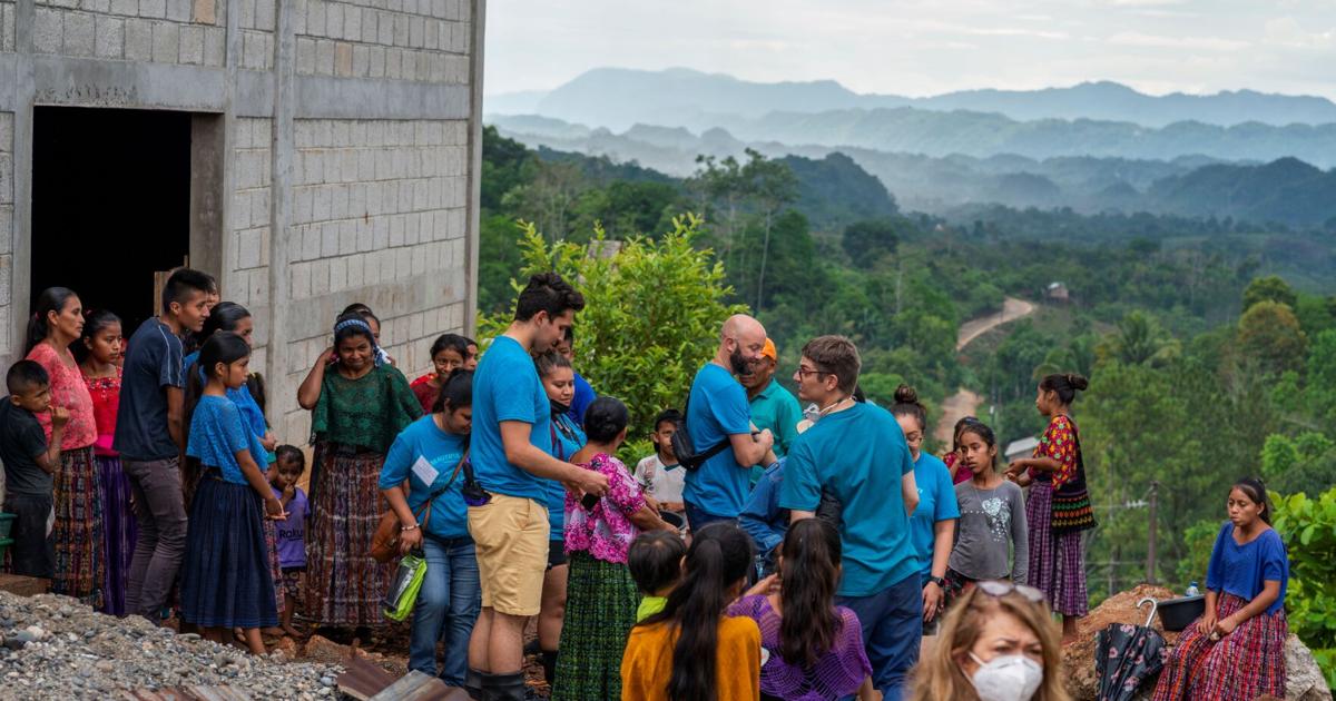 Clínica vinculada a Santa Fe amplía el acceso a la atención médica en zonas rurales de Guatemala |  Adolescente