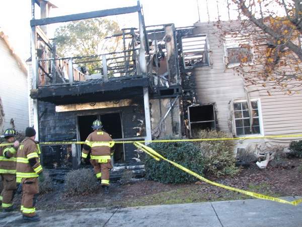 One dead, four taken to hospital after apartment complex fire