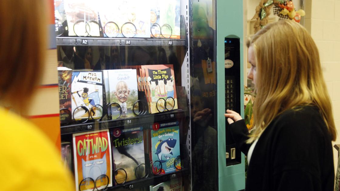 North Vista Elementary School receives vending machine for books