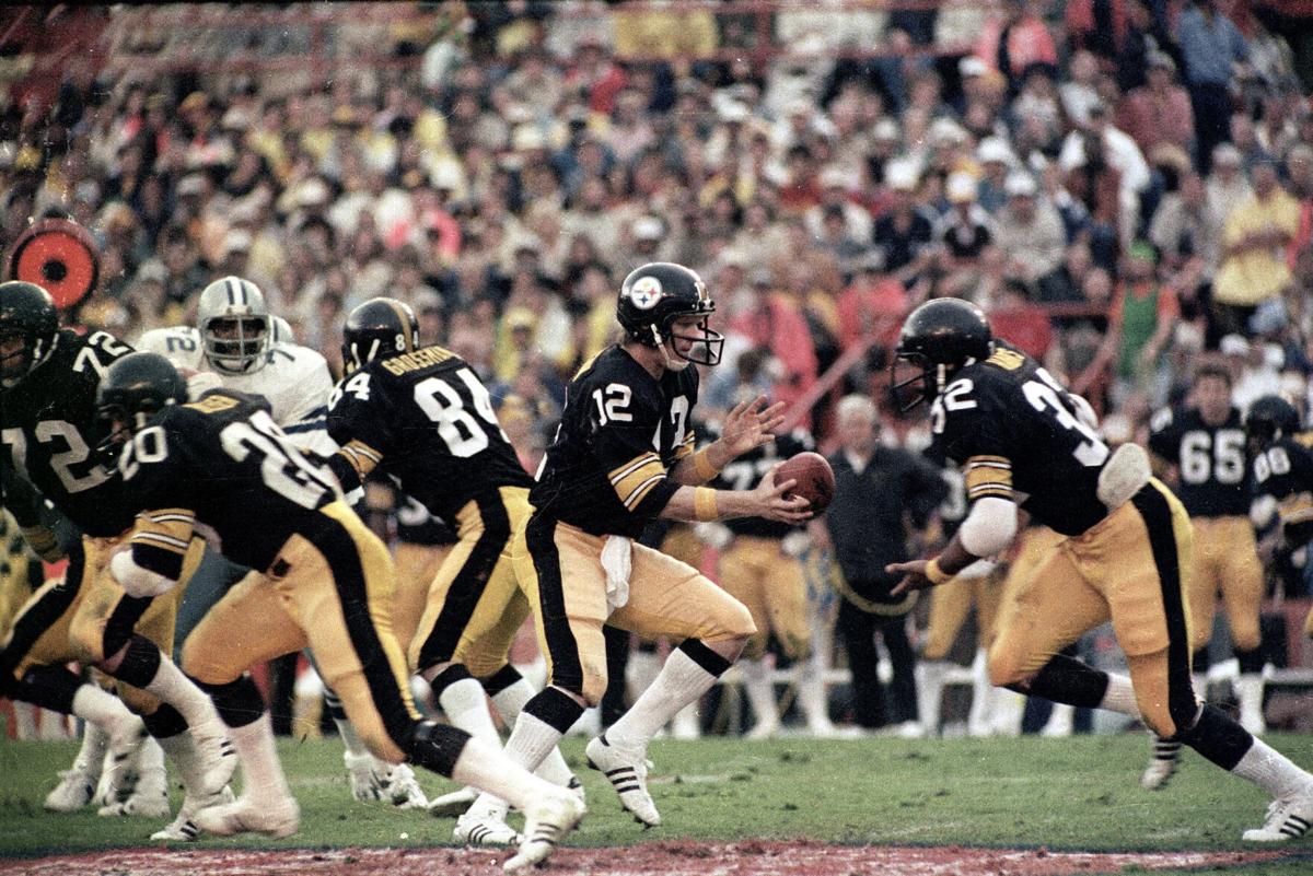 Running bakc John Frenchy Fuqua of the Pittsburgh Steelers runs