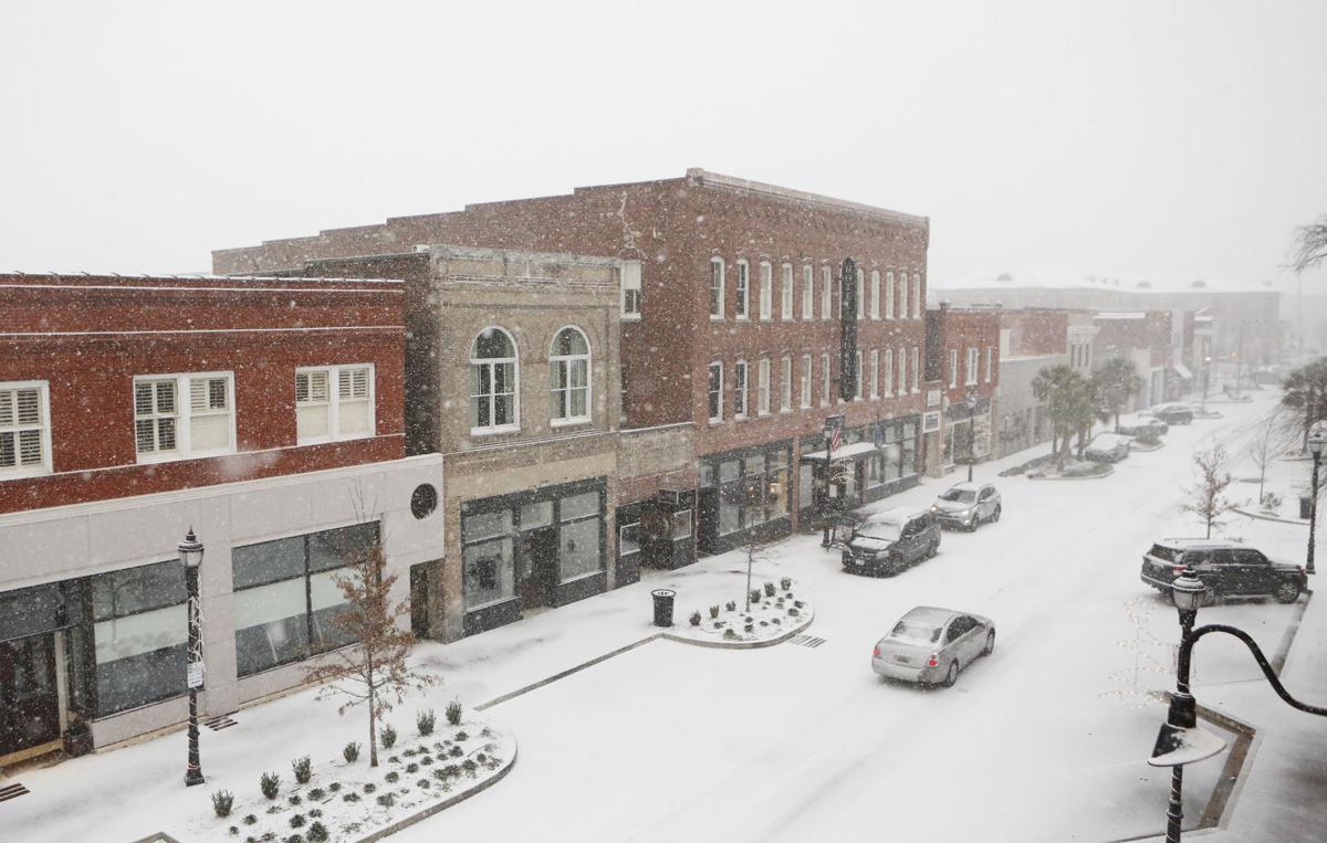 Snow turns roads icy in Pee Dee; schools cancel Thursday classes