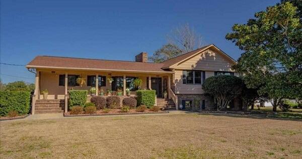 4 Bedroom Home in Florence – 9,900 | 4 Bedroom Home in Florence – 9,900 |