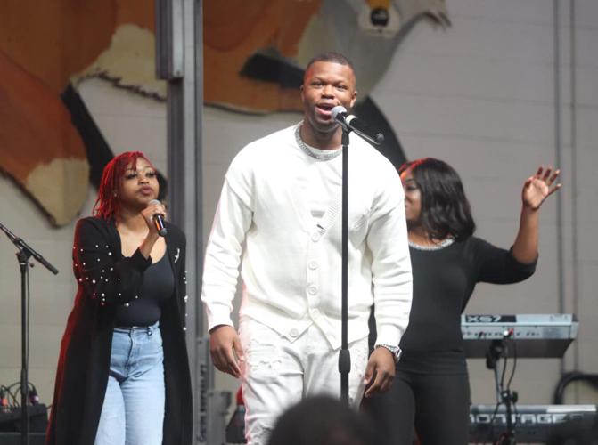 Marion gospel concert features artists Rev. Luther Barnes, Kelontae Gavin