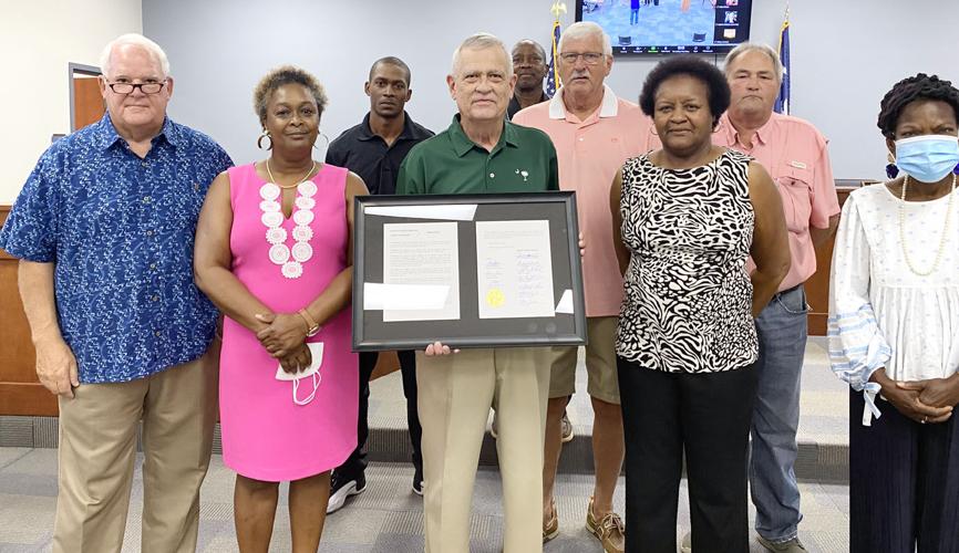 Marion County Council presents longtime planning commission chairman resolution of appreciation