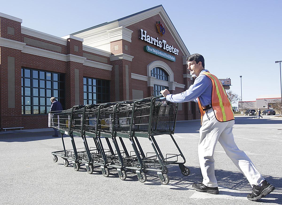 Harris Teeter S Kenny Lloyd Helps Florentines With A Smile Local News Scnow Com