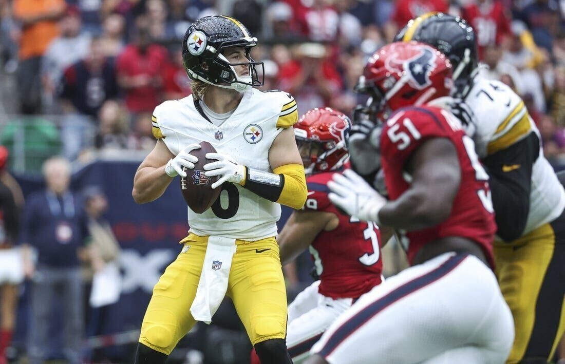 Steelers QB Kenny Pickett injures knee, out vs. Texans