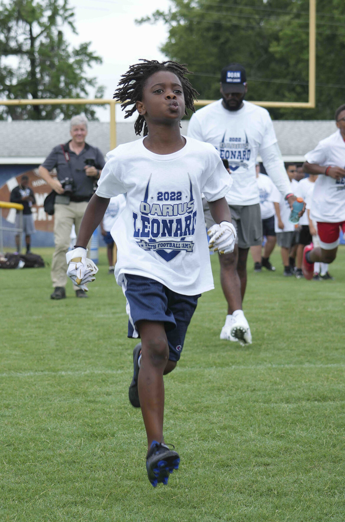 Colts LB Leonard hosts football camp, helps reopen park in Lake View