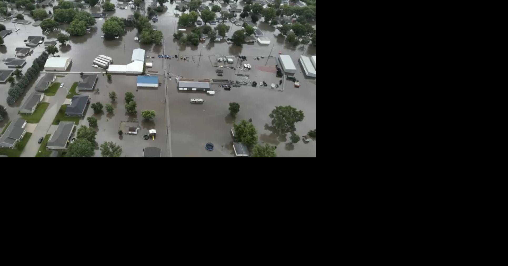 Read more about the article Flooding is forcing people to evacuate their homes in some parts of Iowa, while heatwaves are raging again across much of the US