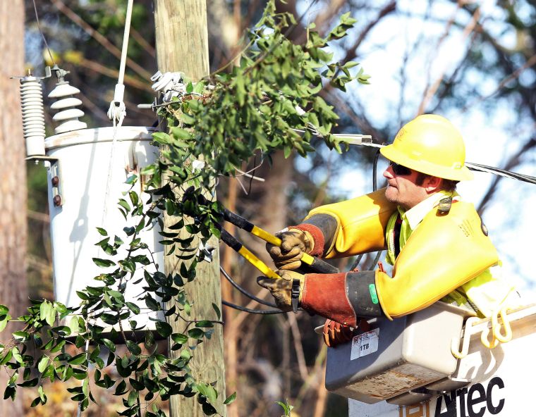 santee-electric-continues-restoring-power-in-williamsburg-county