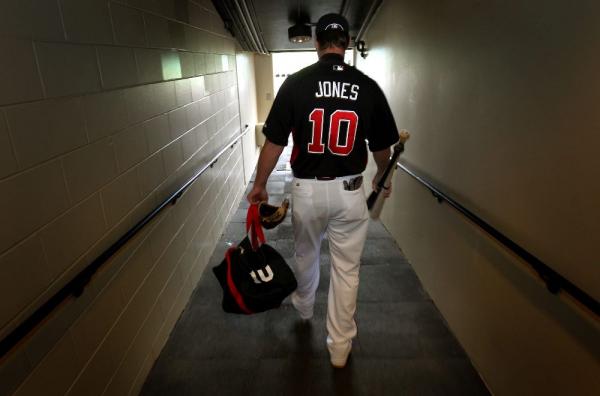 Braves retire Chipper Jones' No. 10 jersey