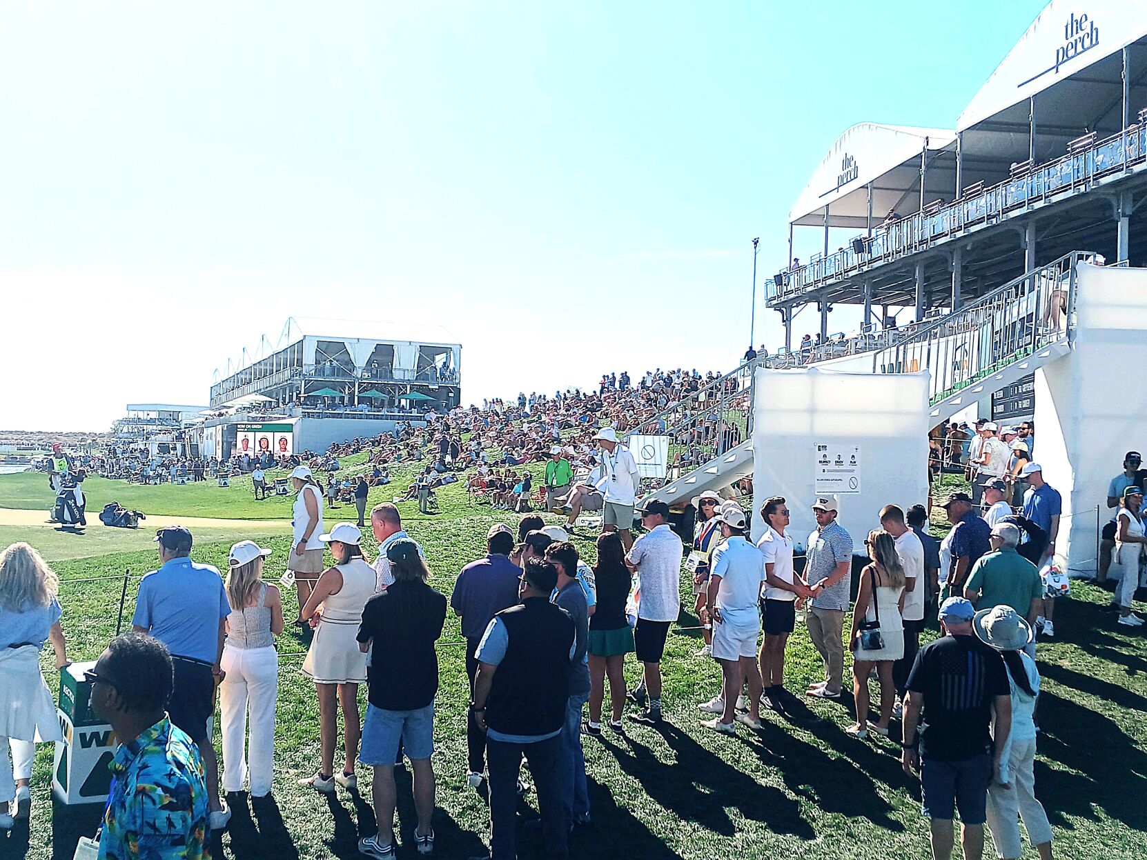 Overcrowded 大混雑 CF Big crowd, thrilling finish, plenty of arrests at WM Phoenix Open