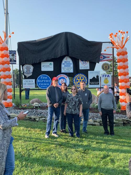 Signs honor TV's Robin Meade in New London