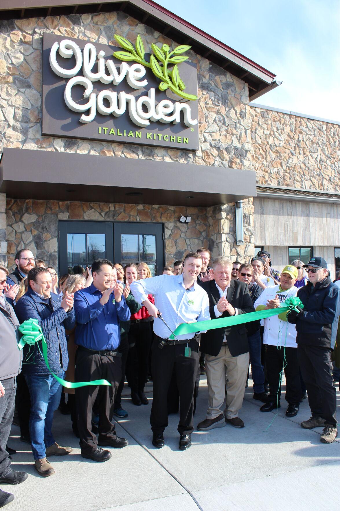 Ribbon cut officially opening new Olive Garden restaurant in Sheboygan