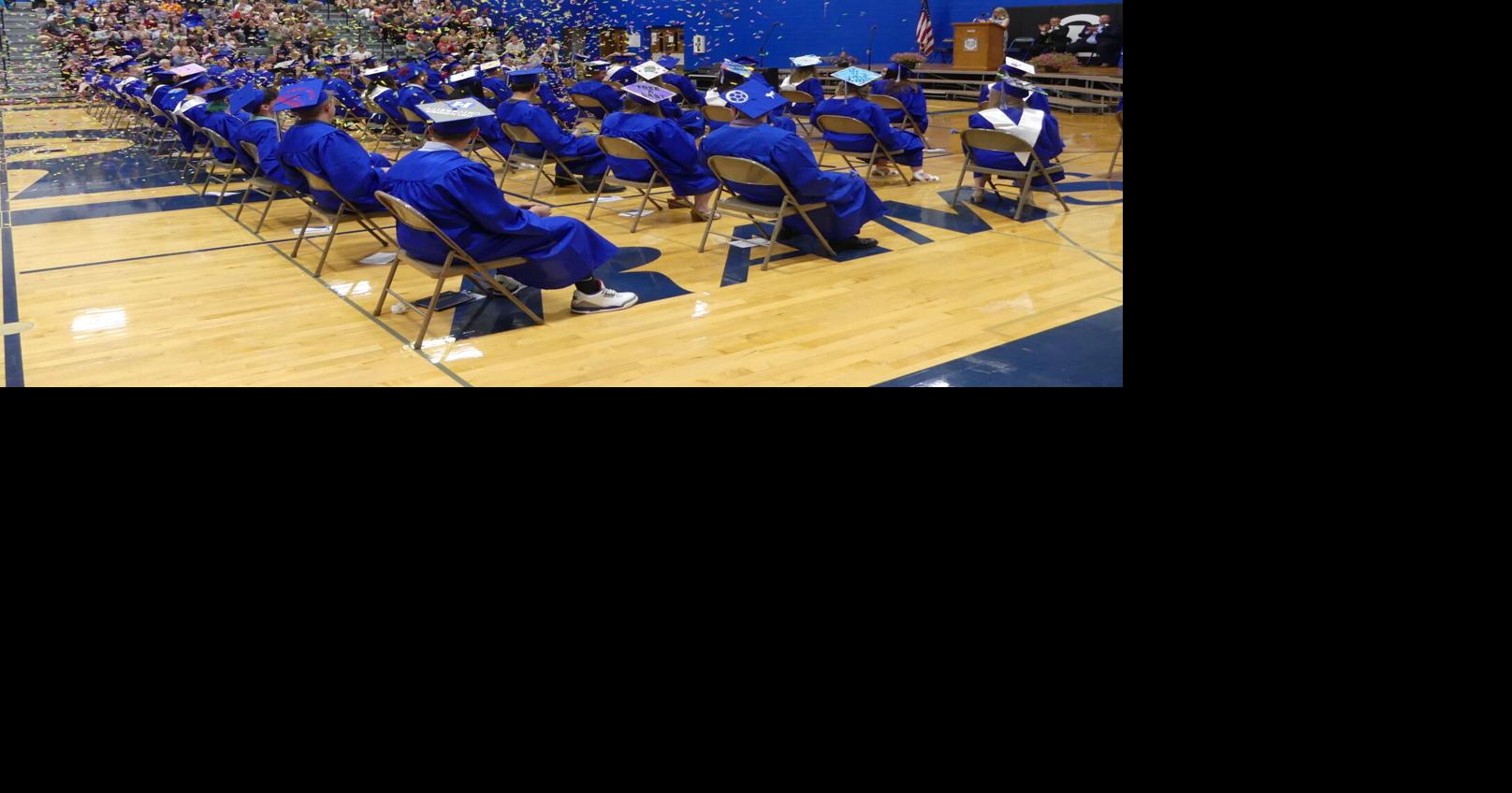 See these 50 photos from Random Lake's Class of 2021 graduation