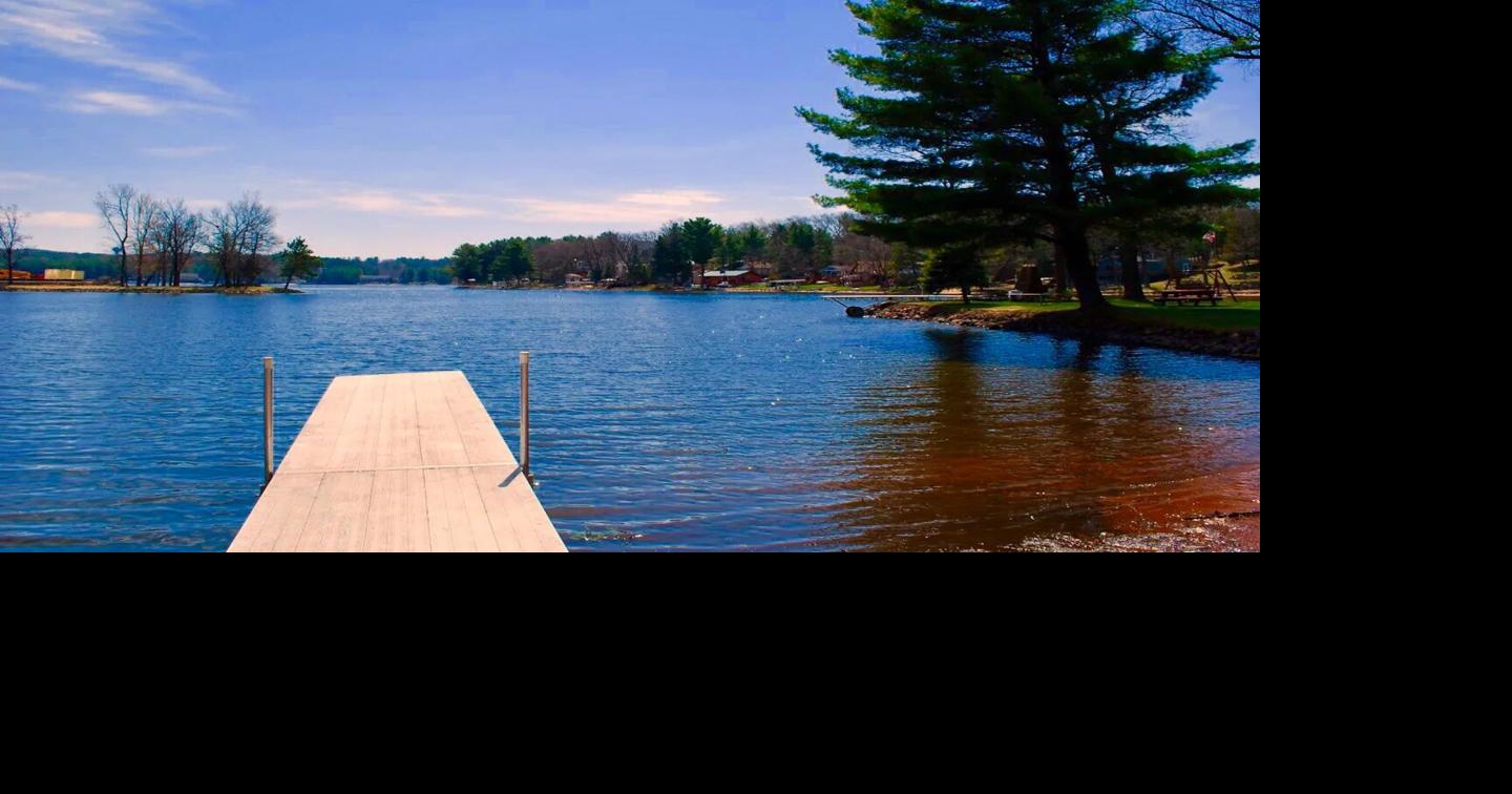 Beach house Airbnb on the lake close to downtown Wisconsin Dells with a