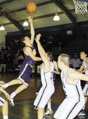 Menlo gets hot, Carlmont can't hit shots