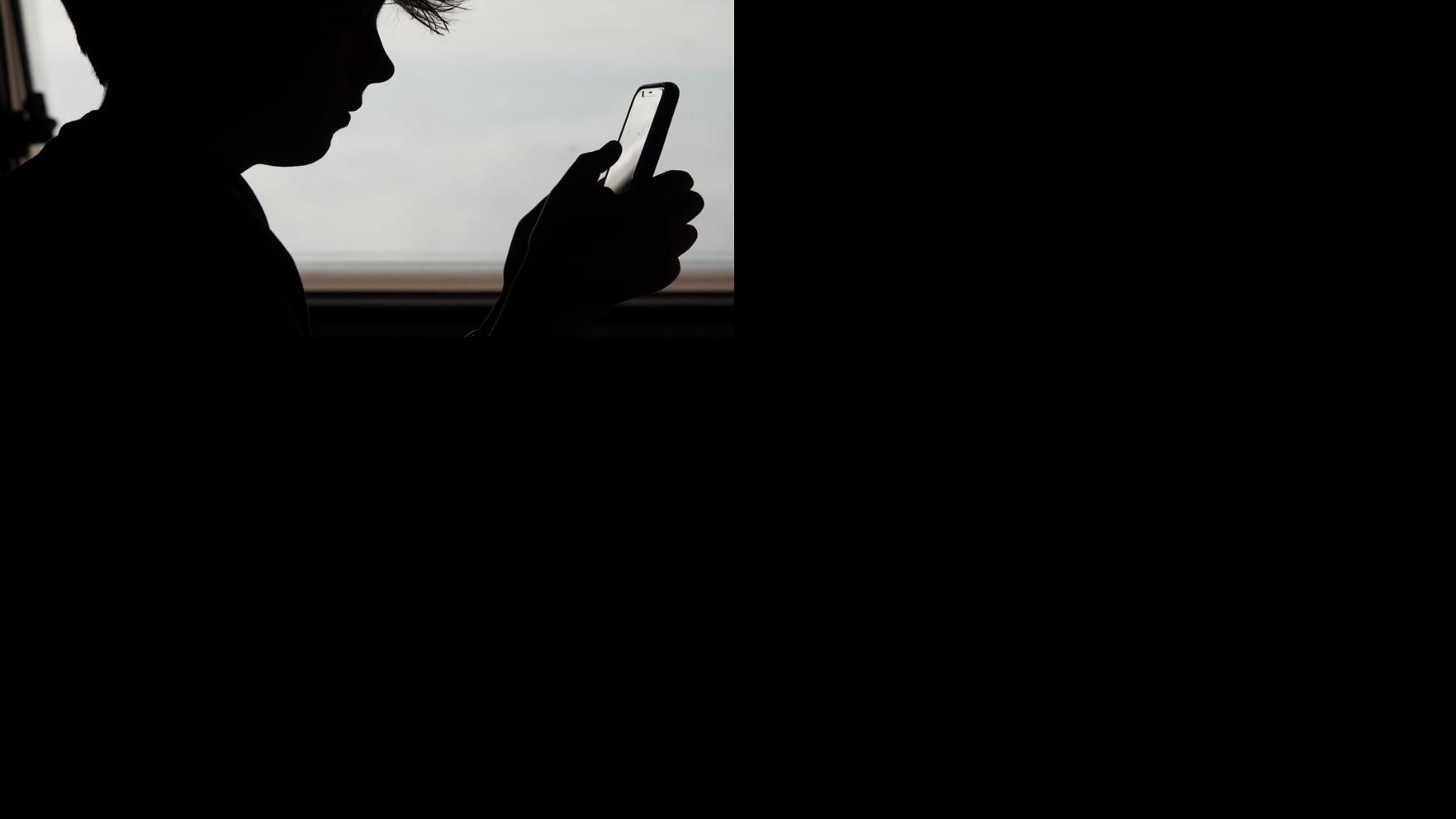 California age limits on social media gain support, face debate