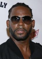 Prosecutors charge 3 with threatening women in R. Kelly case