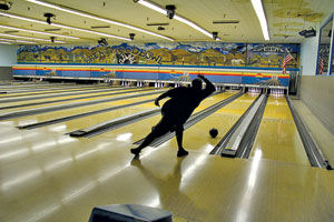 South City bowling alley is staying put: Fundraising effort started to add new, improved amenities to Brentwood Bowl