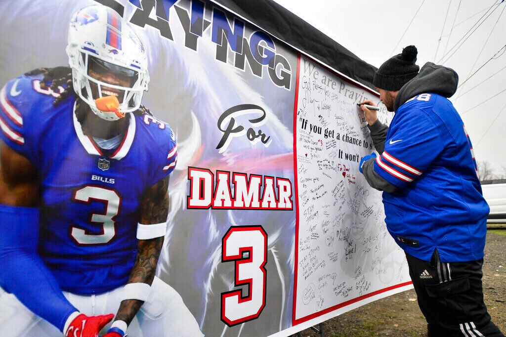 Vikings and Packers pay tribute to Damar Hamlin