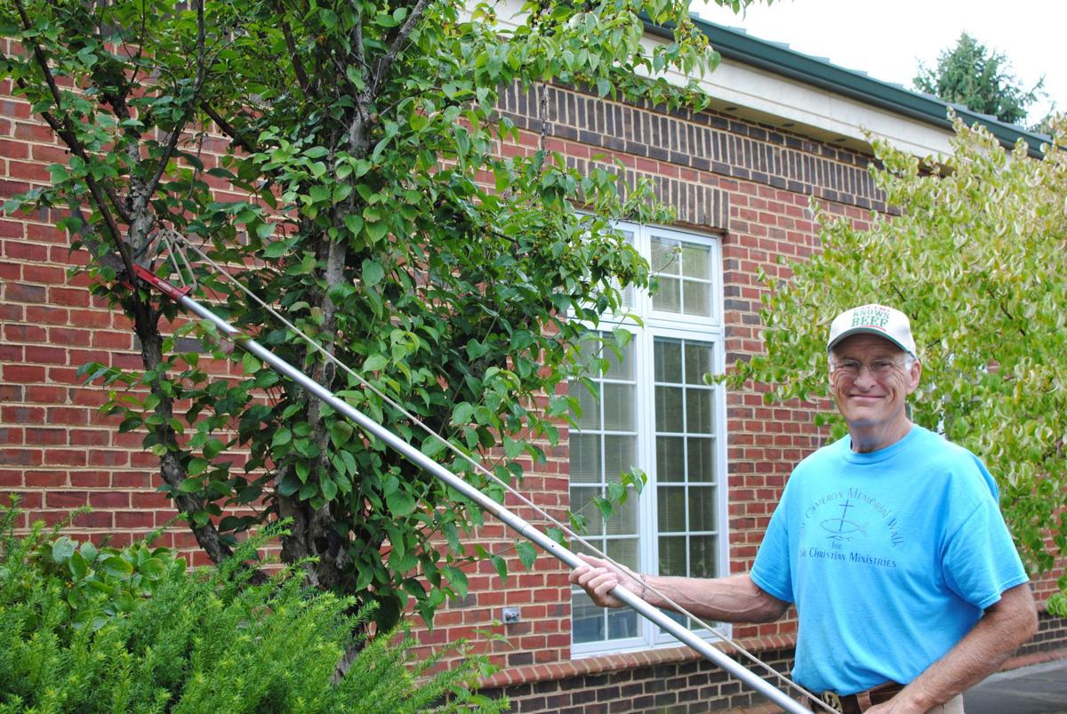 Volunteer lend a hand at Moneta/SML Library