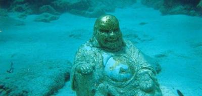 A small statue of Buddha sits at the southern end of Davis Reef. Schools of fish here can be so dense so as to block your view. Underwater photographers love this site, and call it the most picturesque reef in the Keys.