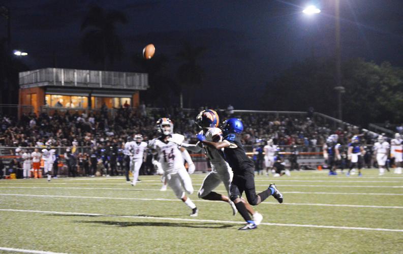 Bronco’s Joel Talley (21) and Buc’s Franquan Warren (12) fight for the catch.    CStock