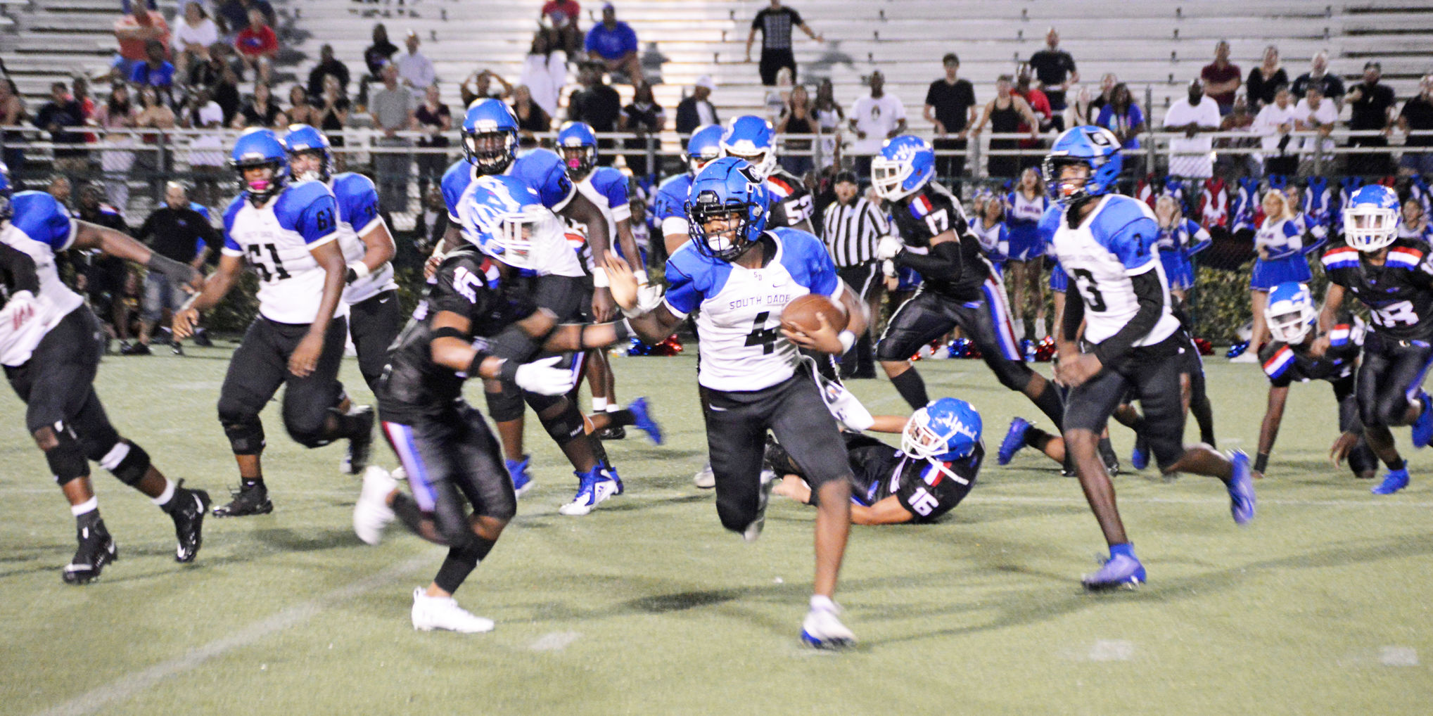 South Dade’s Chezzy Matthews’s runs from the ball.