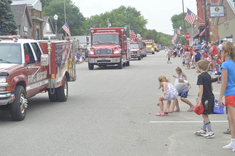 PHOTOS Hundreds flock to Elysian for flagwaving Fourth of July News