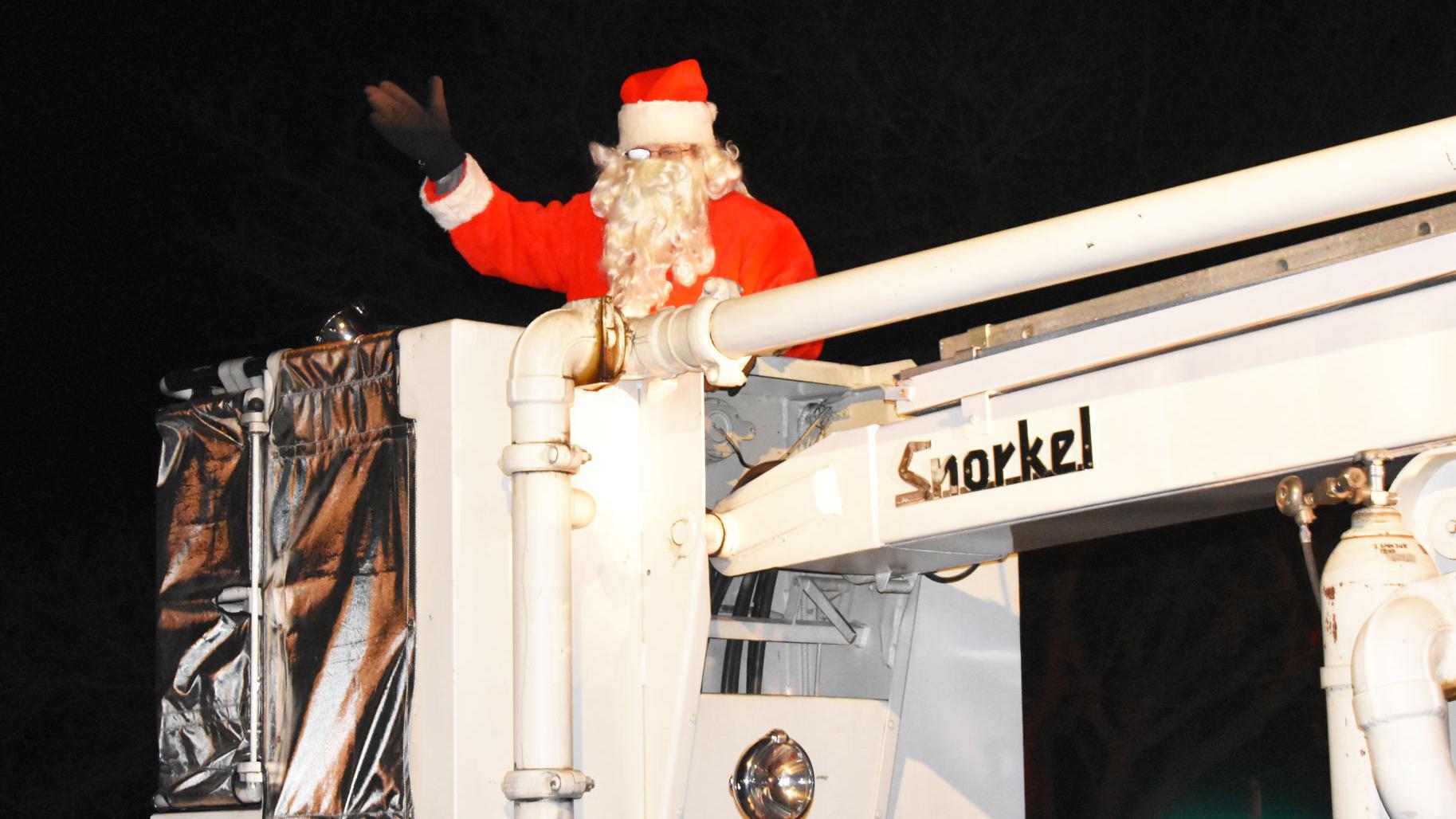 St. Peter Fire Department sends Santa across community, collects big for Food Shelf - Vimarsana News