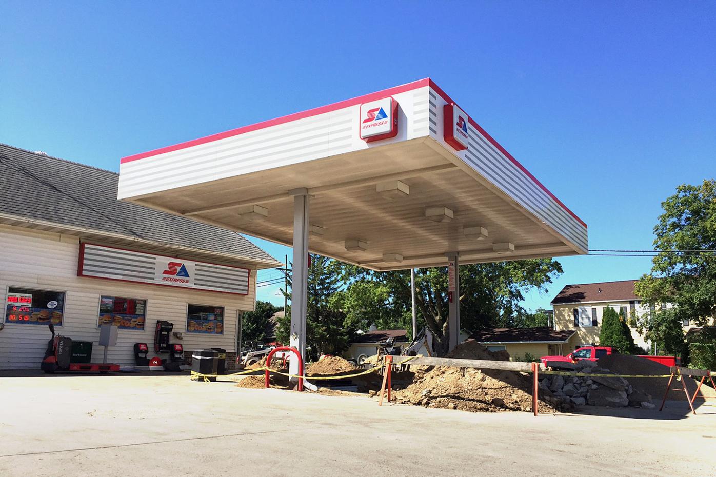 Super America remains open while gas pumps under construction News