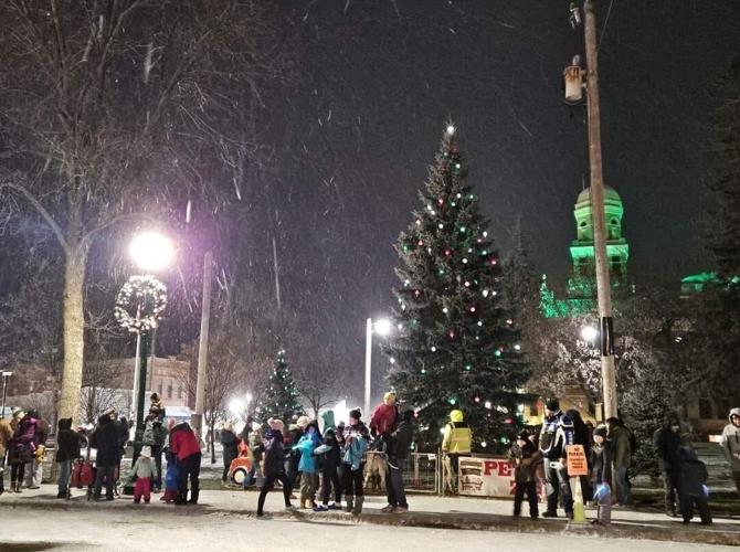 Le Center celebrates Christmas season with Hollydaze News