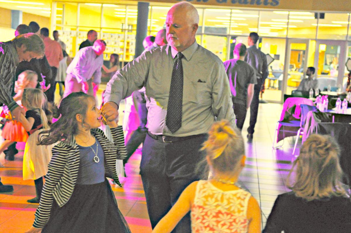 Dancing The Night Away Daddy Daughter Dance Gives Kids Parents A