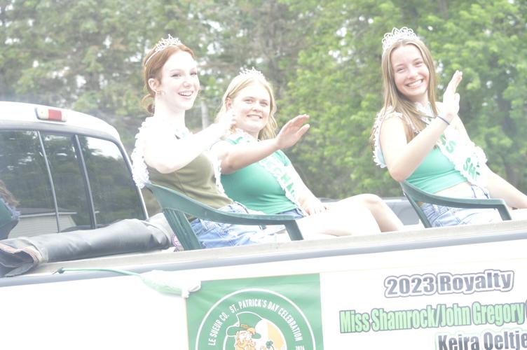 PHOTOS Hundreds flock to Elysian for flagwaving Fourth of July News