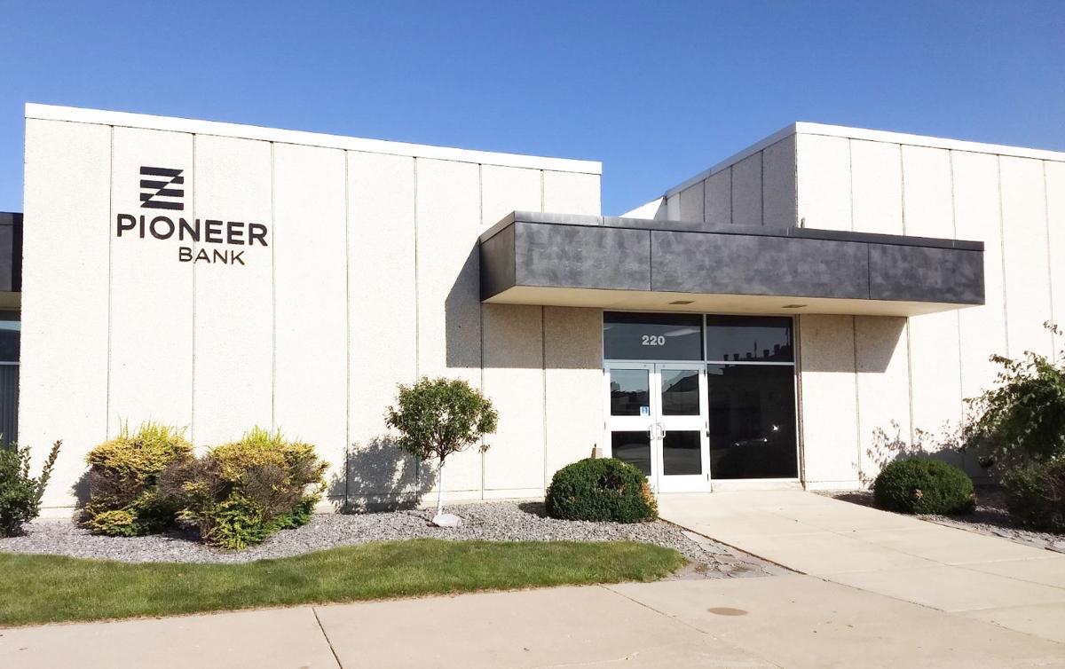 Pioneer Bank hosts grand opening for new St. Peter location News